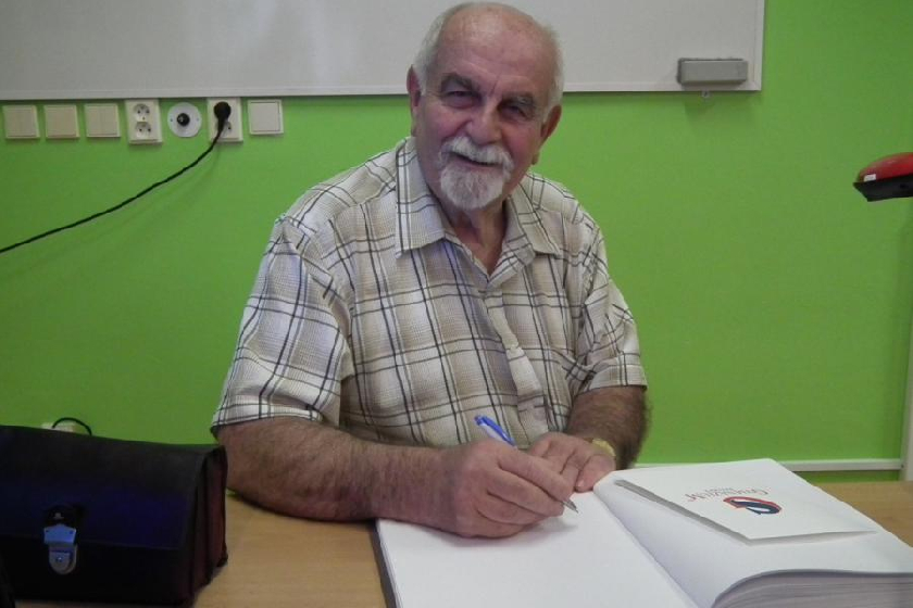 Profesor RNDr. Petr PeÄ z katedry biochemie PÅ™F Univerzity PalackÃ©ho v Olomouci, kterÃ½ pÅ™ednÃ¡Å¡el tÃ©ma "fotosyntÃ©za".