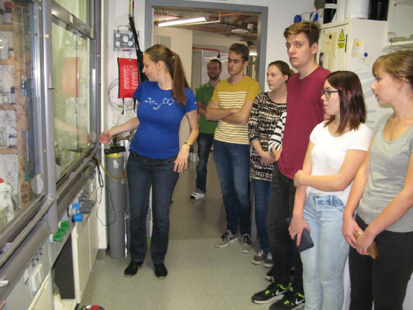 V tÃ©to laboratoÅ™i se vytvÃ¡Å™ejÃ­ novÃ© nukleotidy, kterÃ© by se snad mohly stÃ¡t ÃºspÄ›Å¡nÃ½m lÃ©Äivem.