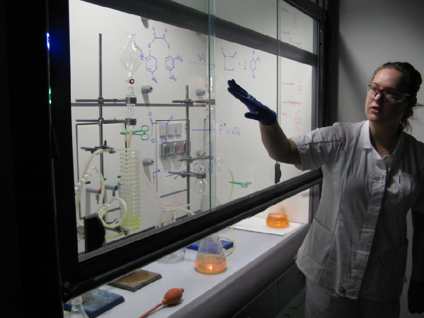 A jeÅ¡tÄ› pÃ¡r slov k umÄ›lÃ½m fluoreskujÃ­cÃ­m lÃ¡tkÃ¡m.