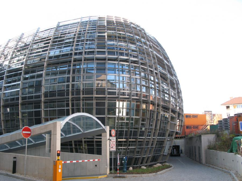 Od loÅˆskÃ©ho roku mÃ¡ Ãšstav organickÃ© chemie a biochemie modernÃ­ budovu s velmi dobrÃ½m zÃ¡zemÃ­m (vÄetnÄ› krytu CO).