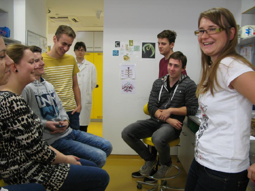 V laboratoÅ™Ã­ch nÃ¡s ÄekÃ¡ pÅ™Ã­jemnÃ© pobavenÃ­ s mladÃ½mi vÄ›dci, kteÅ™Ã­ Äasto nejsou o moc starÅ¡Ã­, neÅ¾ naÅ¡i studenti.