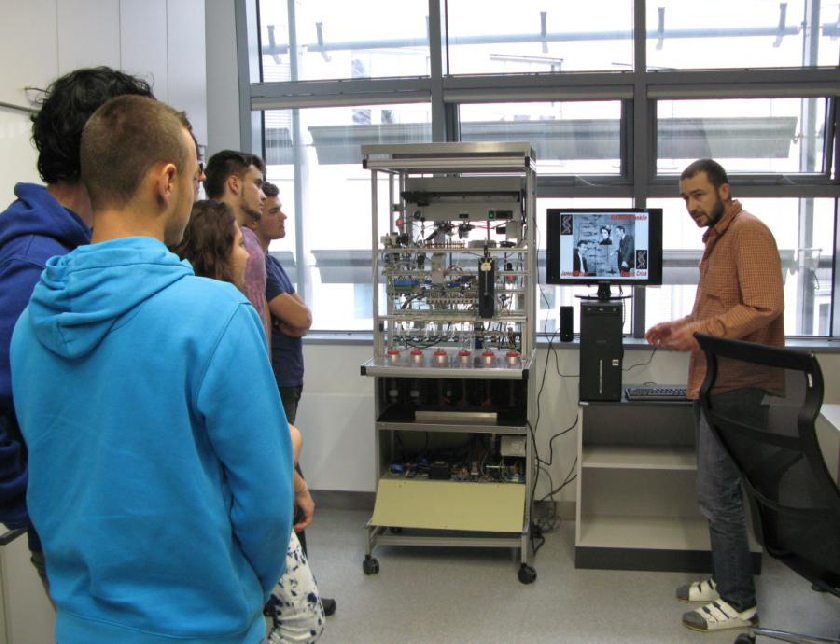 PoslednÃ­ nÃ¡vÅ¡tÄ›va laboratoÅ™e, kde se syntetizujÃ­ lÃ¡tky, schopnÃ© brÃ¡nit mnoÅ¾enÃ­ DNA Å¡kodlivÃ½ch organizmÅ¯.