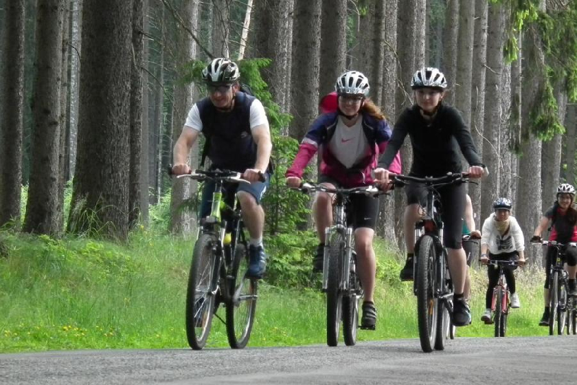 Skupinu dÄ›vÄat (ale i chlapcÅ¯, kteÅ™Ã­ se na rychlejÅ¡Ã­ tempo zrovna necÃ­tÃ­) vede zkuÅ¡enÃ½ tÄ›locvikÃ¡Å™ M.KomoÅˆ.