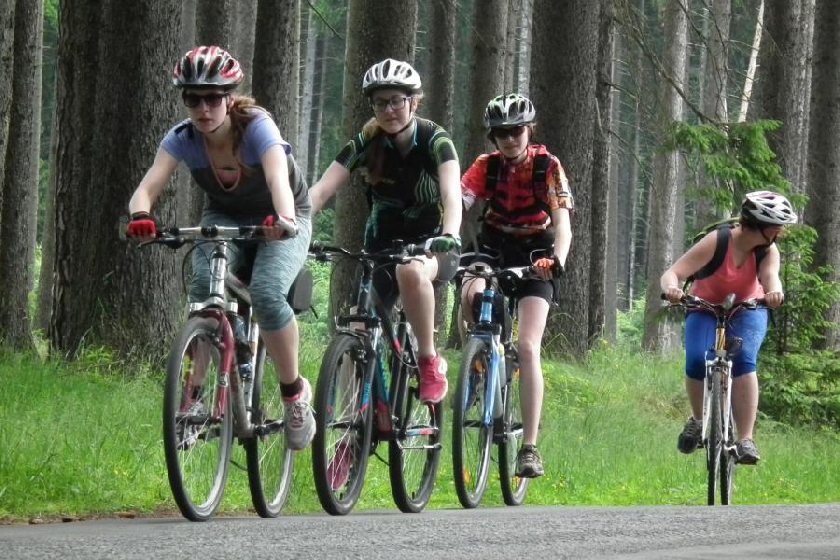 A tady je ÄÃ¡st pelotonu na lesnÃ­ cestÄ›, kterÃ½ tvoÅ™Ã­ pÅ™evÃ¡Å¾nÄ› dÄ›vÄata.