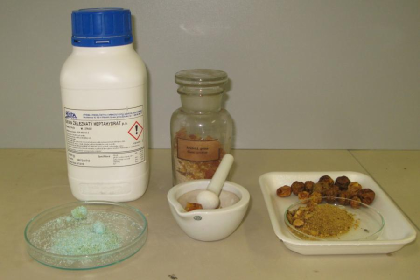 Jenom tyto zÃ¡kladnÃ­ chemickÃ© lÃ¡tky jsou potÅ™eba k vÃ½robÄ› inkoustu.