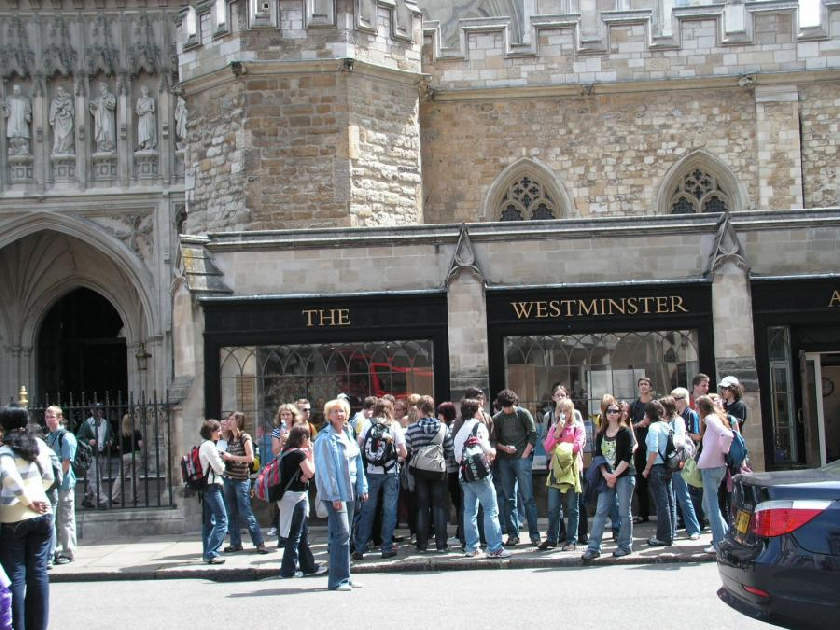 studenti pÅ™ed Westminster Abbey v LondÃ½nÄ›