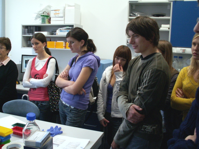 Ãšstav molekulÃ¡rnÃ­ genetiky 2009. V laboratoÅ™i s bioÄipy nuklevÃ½ch kyselin.