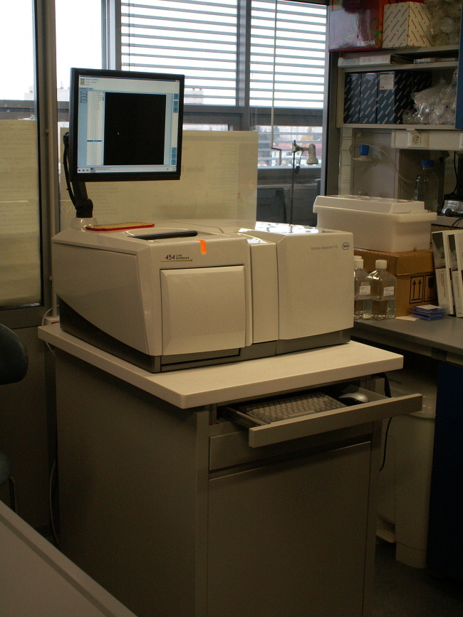 Ãšstav molekulÃ¡rnÃ­ genetiky 2009. ModernÃ­ sekvenÃ¡tor DNA.