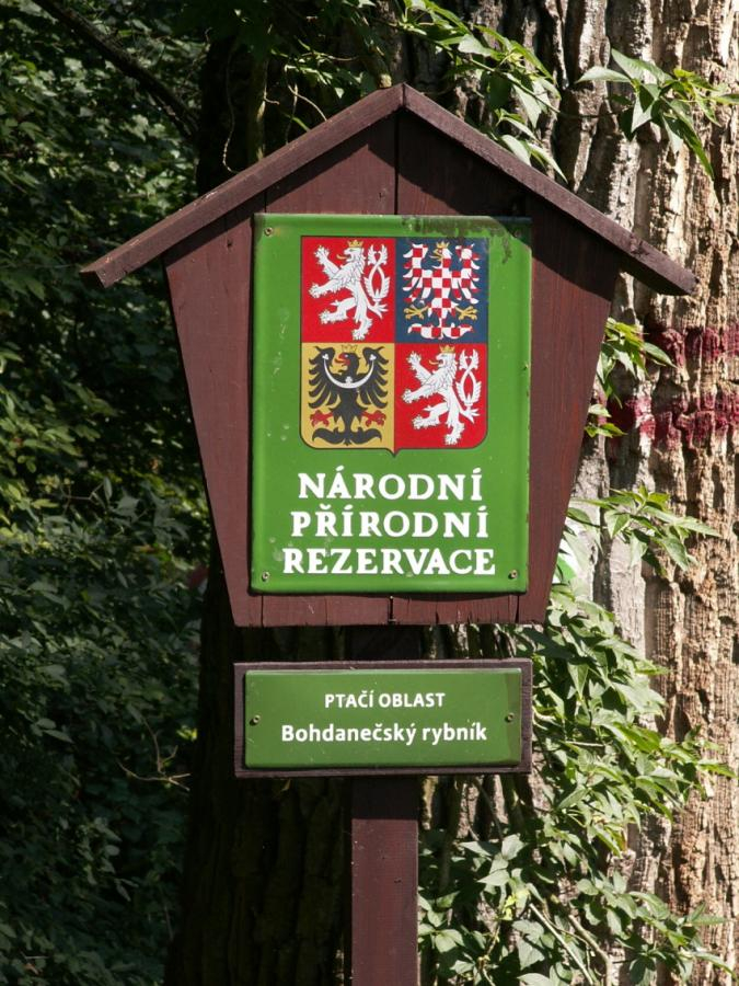 Tabule znaÄÃ­cÃ­ NPR a PtaÄÃ­ oblast BohdaneÄskÃ½ rybnÃ­k.