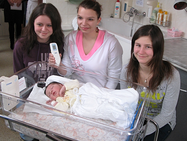 Studentky našà školy na novorozeneckém oddÄ›lenà s novým pÅ™Ãstrojem (bilirubinometr)