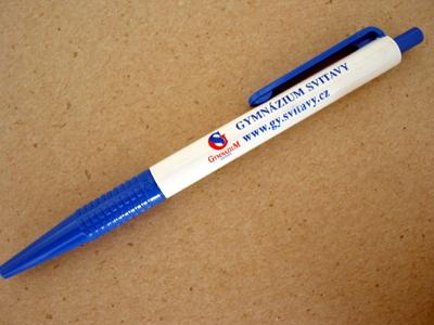 Propisovací tužka s logem školy (modře píšící)